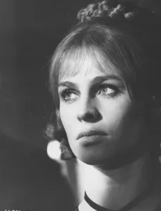 Impressions de Julie Christie dans Far From The Madding Crowd Bathsheba Everdine (Julie Christie), Une Jeune Femme Volontaire Et Coquette, Hérite Inopinément D'une Grande Ferme Et S'engage Dans Une Relation Amoureuse Avec Trois Hommes Très Différents. Impressions: Loin de la foule égarée.