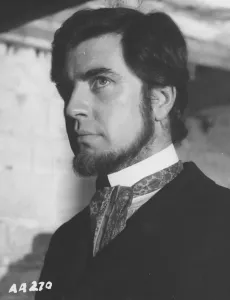 Impressions de Alan Bates dans Far From The Madding Crowd Bathsheba Everdine (Julie Christie), Une Jeune Femme Volontaire Et Coquette, Hérite Inopinément D'une Grande Ferme Et S'engage Dans Une Relation Amoureuse Avec Trois Hommes Très Différents. Impressions: Loin de la foule ennuyée.