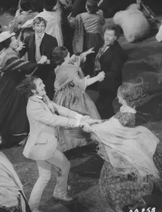 Impressions de Terence Stamp et Julie Christie dans Far From The Madding Crowd Bathsheba Everdine (Julie Christie), Une Jeune Femme Volontaire Et Coquette, Hérite Inopinément D'une Grande Ferme Et S'engage Dans Une Relation Amoureuse Avec Trois Hommes Très Différents. Impressions: Loin de la foule égarée.