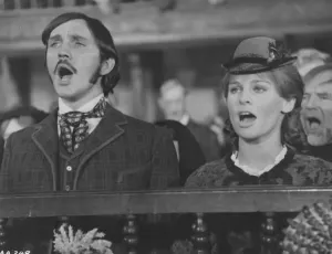 Impressions de Terence Stamp et Julie Christie dans Far From The Madding Crowd Bathsheba Everdine (Julie Christie), Une Jeune Femme Volontaire Et Coquette, Hérite Inopinément D'une Grande Ferme Et S'engage Dans Une Relation Amoureuse Avec Trois Hommes Très Différents. Impressions: Loin de la foule en délire.