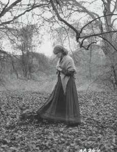 Impressions de Julie Christie dans Far From The Madding Crowd Bathsheba Everdine (Julie Christie), Une Jeune Femme Volontaire Et Coquette, Hérite Inopinément D'une Grande Ferme Et S'engage Dans Une Relation Amoureuse Avec Trois Hommes Très Différents. Impressions: Loin de la foule égarée.