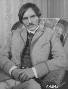 Impressions de Terence Stamp dans Far From The Madding Crowd Bathsheba Everdine (Julie Christie), Une Jeune Femme Volontaire Et Coquette, Hérite Inopinément D'une Grande Ferme Et S'engage Dans Une Relation Amoureuse Avec Trois Hommes Très Différents. Impressions: Loin de la foule égarée.