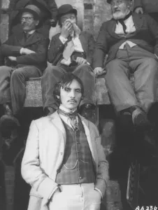 Impressions de Terence Stamp dans Far From The Madding Crowd Bathsheba Everdine (Julie Christie), Une Jeune Femme Volontaire Et Coquette, Hérite Inopinément D'une Grande Ferme Et S'engage Dans Une Relation Amoureuse Avec Trois Hommes Très Différents. Impressions: Loin de la foule égarée.