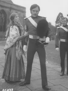 Impressions de Terence Stamp dans Far From The Madding Crowd Bathsheba Everdine (Julie Christie), Une Jeune Femme Volontaire Et Coquette, Hérite Inopinément D'une Grande Ferme Et S'engage Dans Une Relation Amoureuse Avec Trois Hommes Très Différents. Impressions: Loin de la foule ennuyée.
