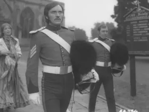 Impressions de Terence Stamp dans Far From The Madding Crowd Bathsheba Everdine (Julie Christie), Une Jeune Femme Volontaire Et Coquette, Hérite Inopinément D'une Grande Ferme Et S'engage Dans Une Relation Amoureuse Avec Trois Hommes Très Différents. Impressions: Loin de la foule ennuyée.