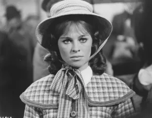 Impressions de Julie Christie dans Far From The Madding Crowd Bathsheba Everdine (Julie Christie), Une Jeune Femme Volontaire Et Coquette, Hérite Inopinément D'une Grande Ferme Et S'engage Dans Une Relation Amoureuse Avec Trois Hommes Très Différents. Impressions: Loin de la foule égarée.