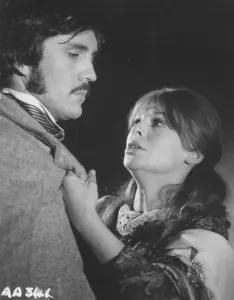 Impressions de Terence Stamp et Julie Christie dans Far From The Madding Crowd Bathsheba Everdine (Julie Christie), Une Jeune Femme Volontaire Et Coquette, Hérite Inopinément D'une Grande Ferme Et S'engage Dans Une Relation Amoureuse Avec Trois Hommes Très Différents. Impressions: Loin de la foule égarée.