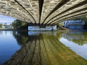 Les modèles de lumière des reflets du fleuve sous le pont Donnington, Oxford.