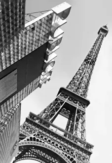 Images datées de 2006: La Tour Eiffel penchée.