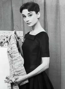 Audrey Hepburn tenant un manteau par Givenchy.
