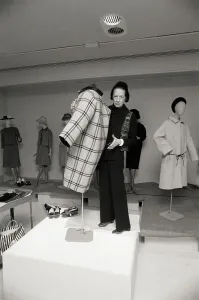 Diana Vreeland Affiche un manteau à une couture.