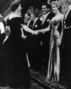 Images Liées Impressions: Marilyn Monroe rencontre la reine Elizabeth II.
