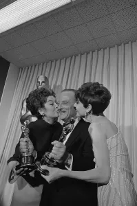 Rosalind Russell, Fred Zinnemann Tenant des Trophées et Audrey Hepburn