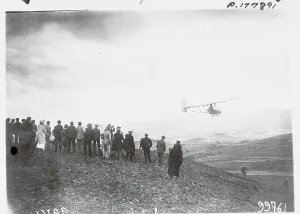 Impression encadrée : Les spectateurs regardent un planeur.