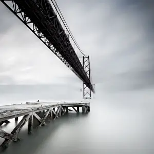 Impression encadrée : Le pont.. Le pont 25 de Abril est un pont suspendu reliant la ville de Lisbonne Impression encadrée : Le pont.. Le pont 25 de Abril est un pont suspendu reliant la ville de Lisbonne