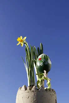 Les décorations de Pâques, les jonquilles et une œuf de Pâques peint.