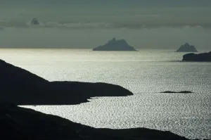 Vue sur la baie de Ballinskelligs vers les îles Skellig.