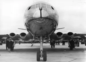 Impressions de 20 juillet 1949 : Le prototype du de Havilland Comet, un avion à réaction pour passagers construit à Hatfield, Hertfordshire Remontez Le Temps Avec Ces Tirages D'art Uniques, étonnants Et Historiques En Noir Et Blanc. Choisissez Celles Que Vous Aimez Et Transformez-les En œuvres D'art Murales Parfaites Pour N'importe Quel Espace. Impressions: Prototype de comète.