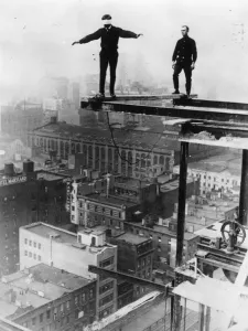 Impressions de 20 novembre 1925 : Un ouvrier américain de la construction marchant aveuglé sur un girder de chantier à vingt étages haut dans New York. (Photo par Topical Press Agency/Getty Images) Des Photos Historiques à Couper Le Souffle Montrent Des Ouvriers Qui Ont Risqué Leur Vie Quotidiennement Il Y A Plusieurs Décennies, à Une époque Où Les Règles Applicables Aux Ouvriers De La Construction étaient Beaucoup Plus Souples Qu'aujourd'hui. Impressions: Le Daring Steeplejack
