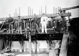 Une batterie de timbres Cornouaillais avec un ingénieur, des mineurs et le capitaine en herbe (ou capitaine de surface) en blanc, Wheal Sparnon, Redruth, Cornouaille. Vers 1865.