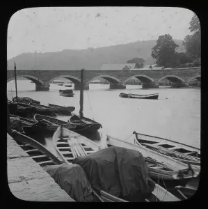 Impressions de Vue depuis le Quai, Est Looe. Un certain nombre de petits bateaux sont amarrés en premier plan. La diapositive de lanterne à verre est issue d'une série et porte le numéro 56. Photographe : Inconnu Looe Impressions: Pont de Looe, Looe, Cornouailles. Vers 1900.