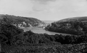 Impressions de Vue sur les arbres de Trenant Wood vers le pont de Looe et au-delà. On peut voir la mare à moulin à marée par le pont et des bateaux sont amarrés aux quais Looe Impressions: La rivière de Looe, Looe, Cornouailles. 1890s