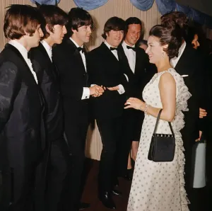 Angleterre Impressions: Les Beatles et la princesse Margaret assistent à la première du Help.