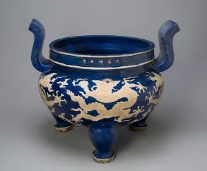 Le ciboire avec des dragons au milieu de nuages stylisés, dynastie Ming (1368-1644).