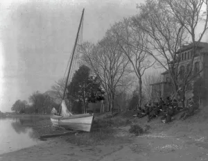 Étudiants de lInstitut Hampton dessinant un bateau de pêche sur la rive dun fleuve. Hampton, Va. 1900. Créateur : Frances Benjamin Johnston