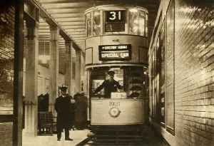 Tunnel Impressions: Un tramway dans la station Kingsway, Londres, 1931, (1933). Créateur : Inconnu.