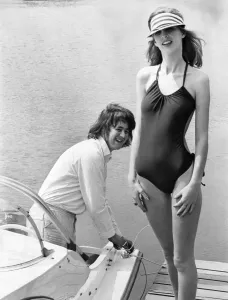 Vêtements de plage. La mannequin Carol Dwyer reçoit un regard malicieux alors quelle pose dans une tenue révélatrice.