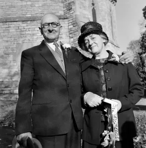 00031 Impressions: Le couple âgé se pose ensemble après leur mariage, suivant un engagement de 46 ans.