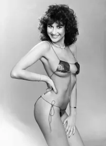 La mode - Vêtements de plage. Sweet sue. Le soleil se couche est un pique-nique pour Susan Sinclair