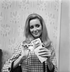 00031 Impressions: Femme comptant son argent. Novembre 1969 Z11174-014