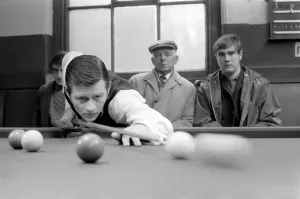 0000à0099 Impressions: Alex Higgins à la table dans un club local. Novembre 1969 Z10851-001