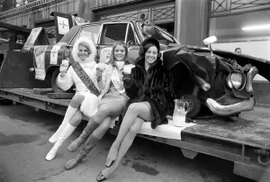Comme partie de la campagne "mort sur les routes" de Liverpool pour Noël, un semi-remorque bas est utilisé.