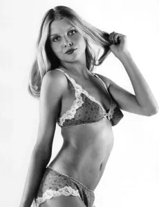 Le ensemble de soutien-gorge et de culotte est par Janet Reger de Fenwick of New Bond Street juin 1978.