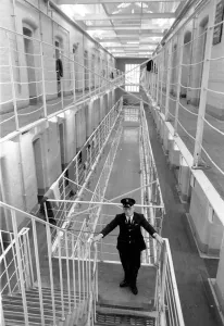 0000à0099 Impressions: Un gardien de prison en patrouille dans le B aile du plus haut établissement pénitentiaire britannique Parkhurst