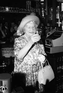 Archives Des Miroirs Impressions: La Reine Mère boit un pint de bière dans un pub à Stepney.