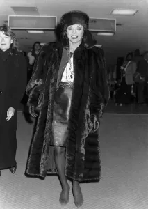 Joan Collins actrice a joué dans Dynastie arrive à Heathrow. Novembre 1988