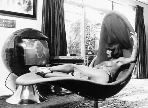 Fiona Richmond modèle / actrice dans son appartement à Londres 1976.
