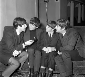 Archives Des Miroirs Impressions: John Lennon, Paul McCartney, Ringo Starr, George Harrison Les Beatles jouent à.