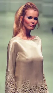 CLAUDIA SCHIFFER DÉFILE VALENTINO À PARIS
