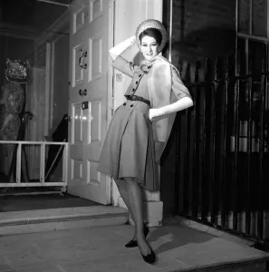 Une mannequin portant une création de mode en février 1962 - manteau assorti.