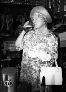 Archives Des Miroirs Impressions: La reine mère se tient derrière un bar de pub en train de boire une bière en juillet 1987
