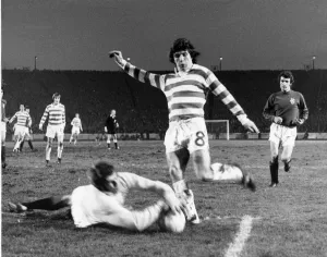 Le gardien de but des Rangers, Stewart Kennedy, effectue un excellent arrêt en plongeant pour sauver le ballon à.