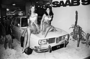 Les modèles drapés sur le capot dune voiture Saab 99 au Salon de lautomobile en juin 1969.