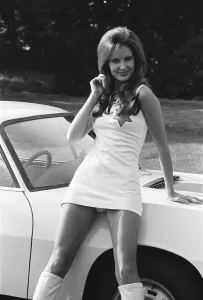 "Reveille modèle Beulah Hughes vu ici en train de poser avec une voiture Lancia qui est un grand prix en".