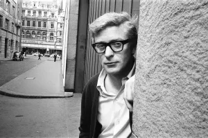 Lacteur Michael Caine photographié au centre de Londres en juillet 1964.