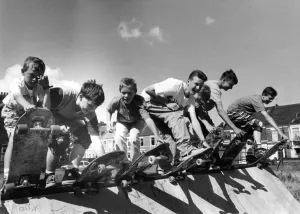 Certains skateurs préparent laction sur la rampe le 17 août 1989.
